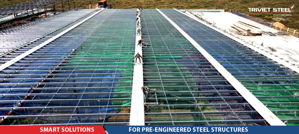 steel structure erection process-install roof sheeting