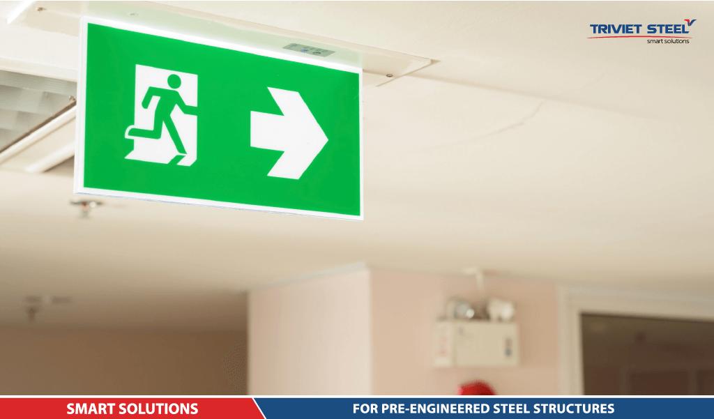 Hệ thống thoát hiểm nhằm đảm bảo việc di chuyển an toàn của nhân viên và người dùng trong trường hợp cháy